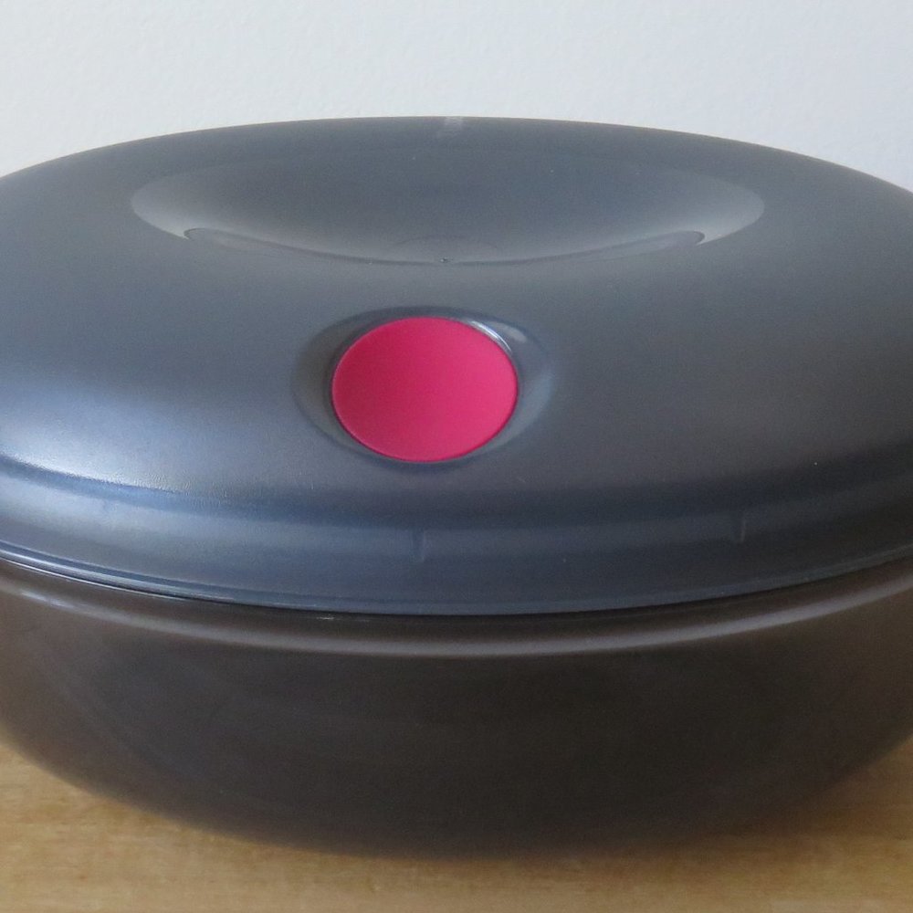 Tupperware Heat N Serve Oval 2 Liter Grey 8-1/4 Cup 5433A-4 Bowl Microwaveable